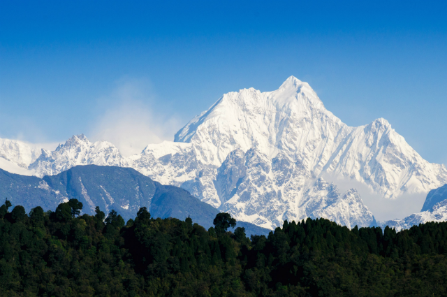 Kangchenjunga: Là ngọn núi cao thứ 3 thế giới và cực kỳ khó leo, Kangchenjunga nằm ở biên giới giữa Nepal và Ấn Độ, là nơi nổi tiếng vì thời tiết khắc nghiệt và những trận lở tuyết khủng khiếp. Tỷ lệ tử vong ở đây là 22%, chỉ có 187 người từng lên tới đỉnh núi.