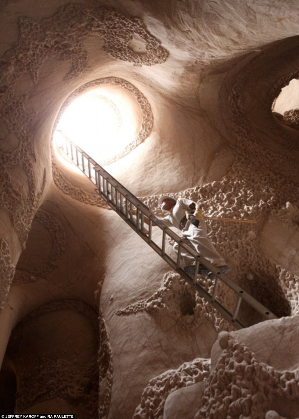 Ra Paulette sử dụng những dụng cụ thô sơ để đào và chạm khắc. Sau khi đào, ông tự khiêng đất đá ra khỏi hang.