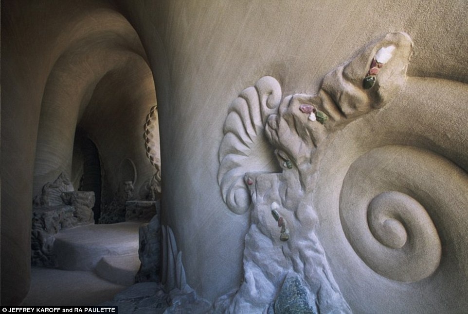 Các căn phòng có thiết kế độc đáo và những chi tiết tinh xảo được chạm khắc bằng tay.