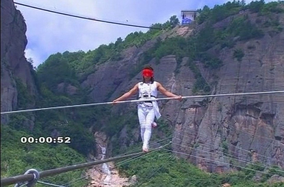 Năm 2012, nghệ sĩ đi dây người Trung Quốc Aisikaier đã bị thương nhẹ khi đang biểu diễn tiết mục đi lùi trên một sợi dây dài 700m ở tỉnh Hồ Nam. Bất chấp nguy hiểm, anh ta bịt mắt và không có một thiết bị bảo vệ nào ở trên độ cao 200m so với mặt đất, chỉ với cây gậy dài 6m hỗ trợ cho việc cân bằng. Còn khoảng 40m nữa là kết thúc nhưng Aisikaier đã bị rơi xuống. 