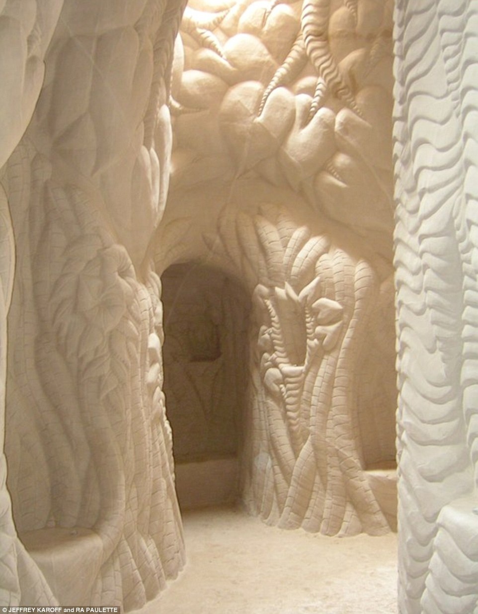 Mỗi căn phòng trông giống như nhà thờ, và mất hàng năm để hoàn thành.