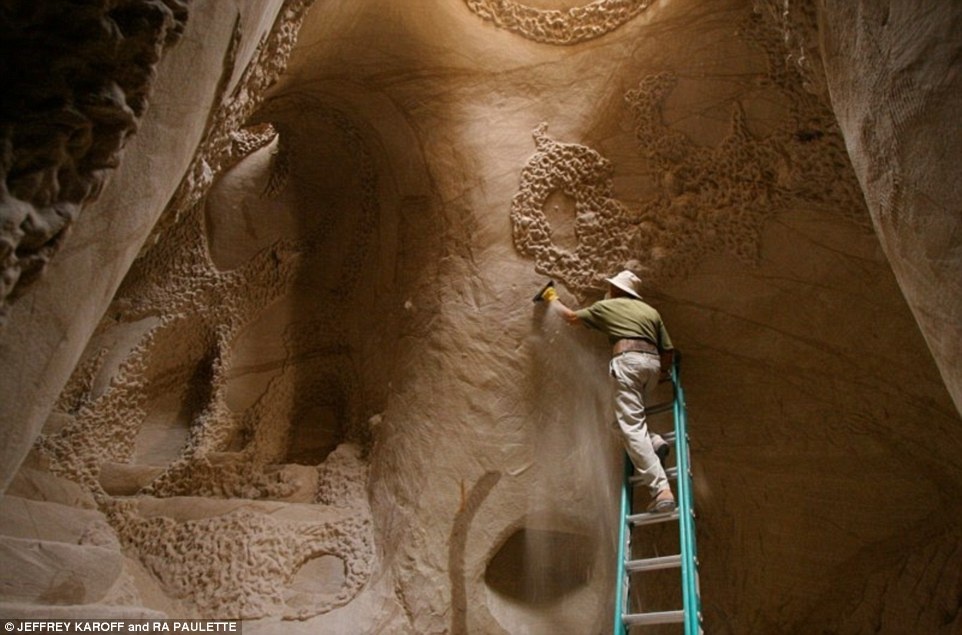 Ra Paulette gọi đây là “vũ điệu của đục đẽo”.