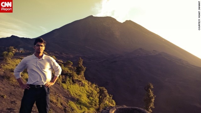 Mohit Samant cuốc bộ hơn 6 km đến núi lửa Pacaya ở Guatemala hồi năm ngoái. 