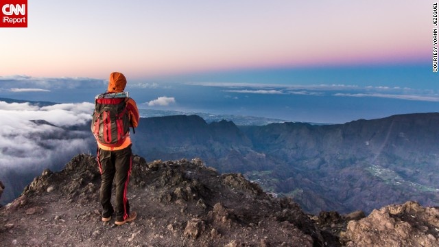 Năm 2013, Yoann Jezequel leo 8 km để chinh phục núi lửa Piton des Neiges, đỉnh cao nhất của đảo La Reunion. 