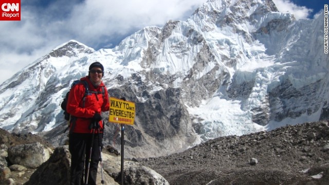 Suzanne Lewis theo chân các phượt thủ “đáng gờm” nhất, với cung đường Everest base camp dài 128 km trên núi Everest ở Nepal năm 2011.