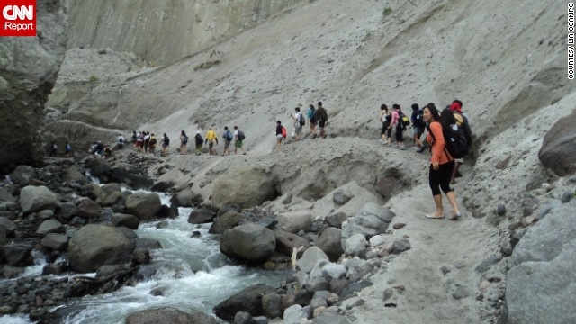 Mặc dù không leo núi thường xuyên, Lia Ocampo không bao giờ quên hành trình chinh phục núi lửa Pinatubo ở Zambales, Philippines. Nhóm của Lia đi gần 5 km qua những con đường đầy đá và bùn lầy đến miệng núi lửa phun trào cách đó 21 năm.