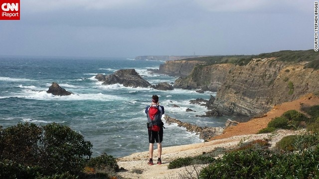 Stephen Briggs chụp ảnh ở đường mòn Fisherman, Rota Vicentina, một bãi biển phía nam Bồ Đào Nha. Anh đã cuốc bộ gần 50 km trong 3 ngày, được chiêm ngưỡng những cảnh biển đẹp tuyệt, và thưởng thức hải sản tươi rói ở các làng chài nhỏ.