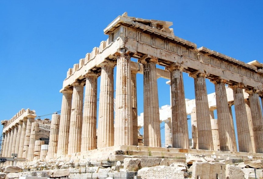Đền Parthenon (Hy Lạp): Không hành trình nào đến Athens là trọn vẹn nếu không ghé thăm đền Parthenon. Đây là một ngôi đền thờ thần Athena, được xây dựng vào năm 447 trước công nguyên. Đây là công trình xây dựng nổi tiếng nhất còn lại của Hy Lạp cổ đại, và đã được ca ngợi như là thành tựu của kiến trúc Hy Lạp. Các điêu khắc trang trí của ngôi đền bằng từ đá cẩm thạch trắng, được coi như là đỉnh cao của nghệ thuật Hy Lạp cổ đại, và được đánh giá như là một trong những công trình văn hóa vĩ đại nhất thế giới.