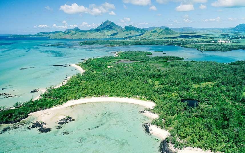 Mauritius: Hòn đảo nhiệt đới từng được biết đến với nạn cướp biển, giờ đây nổi tiếng với những khách sạn xa hoa, những bờ cát trắng tuyệt đẹp cùng những ngọn núi lửa làm tiền cảnh. Đây là hòn đảo cho du khách ưa khám phá với những đền đài của người da đỏ, những ngôi nhà từ thời thuộc địa, những vườn bách thảo xinh đẹp cùng những loài chim quý hiếm. Du khách có cơ hội dạo bước cùng sư tử, hoặc bơi cùng cá heo ở đây.