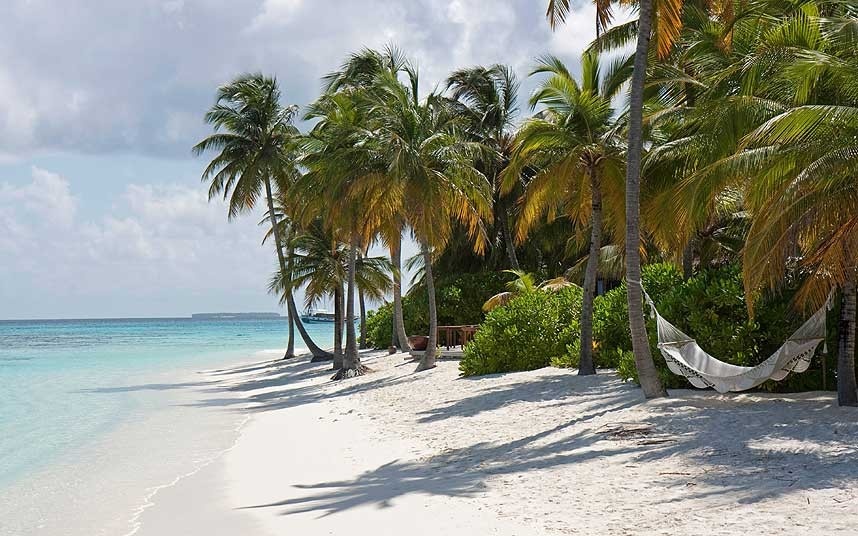 Maldives: Đây là những hòn đảo nhỏ xinh đẹp nhất thế giới, ngoài ra nơi đây còn rất an toàn, không có người bán hàng rong, tour taxi và không bị quấy rầy. Ở đây cũng không có ngành nông nghiệp, công nghiệp, trong khi bãi biển xanh trong tuyệt vời. Có người cho rằng có được điều này do Maldives mới trở thành địa điểm du lịch từ 40 năm trước.