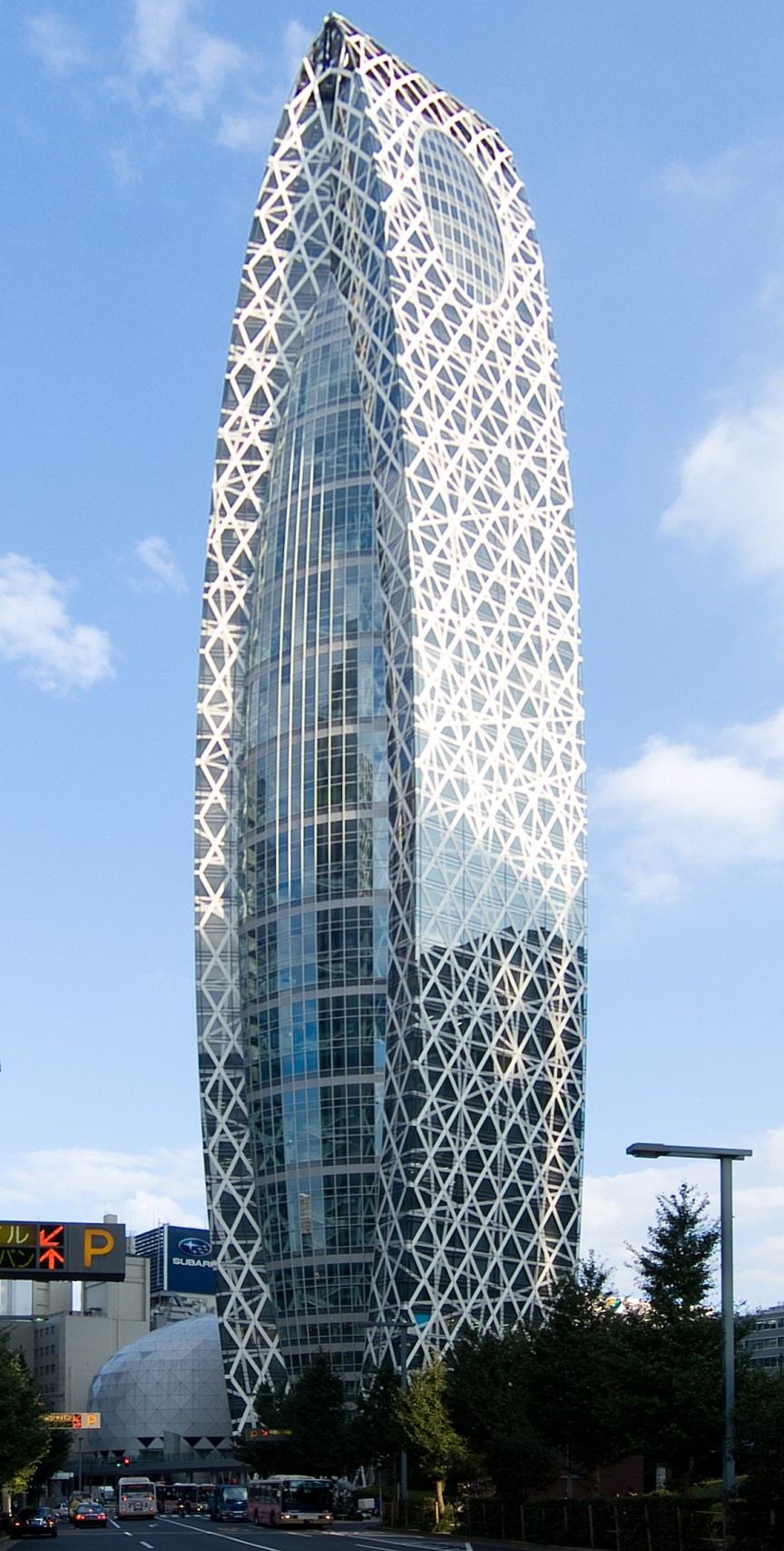 Mode Gakuen Cocoon Tower (Nhật Bản): Có chiều cao 204 m bao gồm 50 tầng, là một cơ sở thuộc ngành giáo dục được xây dựng tại quận Nishi-Shinjuku, thủ đô Tokyo, Nhật Bản. Khung nhôm màu trắng và kính màu xanh đen bên ngoài tạo thành một cấu trúc vững chắc có dạng hình cong, được bao bọc bởi một mạng lưới dày đặc những đường chéo màu trắng khắp bề mặt khiến cho toà nhà có cái tên tương xứng với tên gọi của nó: tháp kén. Được khánh thành năm 2008 bởi công ty thiết kế Tange, hình dáng tòa nhà gây tranh cãi bởi trông nó giống bộ phận kín của cả nam và nữ kết hợp.