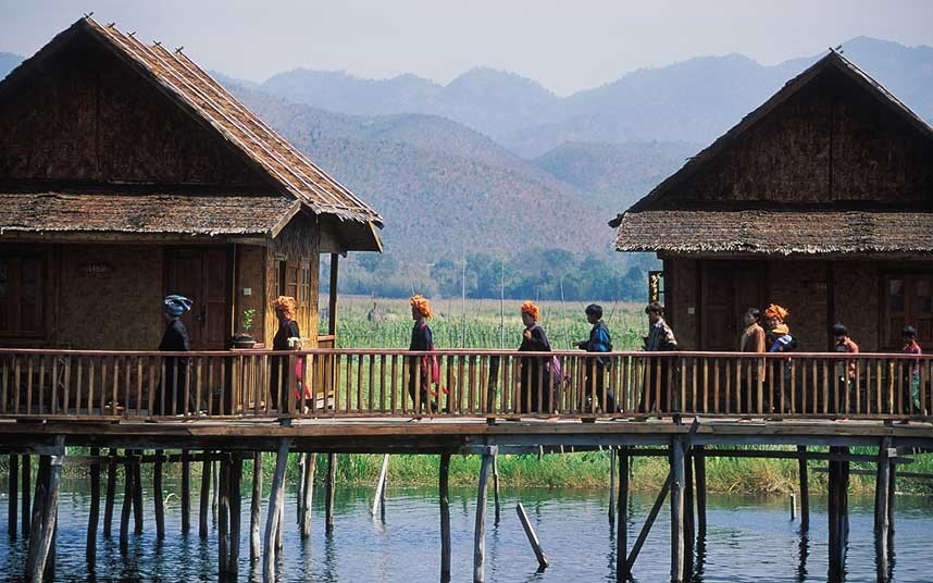 Myanmar:  Những năm gần đây, Myanmar trở thành nam châm hút khách du lịch với hàng ngàn đền chùa trải dọc vùng đồng quê Bagan, khu vườn nổi ở hồ Inle, những dòng sông hùng vĩ như Ayeyarwady và Chindwin chảy suốt chiều dài đất nước, nhưng điều quan trọng nhất, đây là cơ hội cho du khách chiêm ngưỡng một đất nước hầu như chưa bị xâm nhập bởi thế giới của thế kỷ 21.