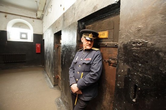 Ngoài ra, các hiện tượng ghê rợn sẽ xảy ra trong nhà tù, như bóng đèn đột nhiên rơi khỏi đui, cửa nhà tù bỗng dưng tự mở, hoặc âm thanh rùng rợn của xích sắt vang vọng từ các tòa nhà…