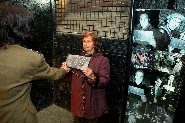 Du khách có được những trải nghiệm đáng nhớ trong đời, bao gồm những lời đe dọa đến tính mạng, đe dọa bằng súng, hoặc chịu đựng những tiếng kêu khóc tuyệt vọng từ những bạn tù khác.