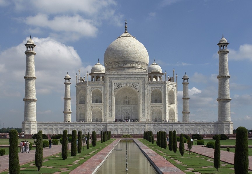 Đền Taj Mahal (Ấn Độ): có chiều cao 171 m, là một trong các điểm du lịch nổi tiếng nhất của Ấn Độ. Ngôi đền được xây bởi hoàng đế Shah Jahan để tưởng nhớ người vợ thứ ba của mình. Theo truyền thuyết thì Shah Jahan có kế hoạch xây ngôi đền Taj Mahal bằng đá cẩm thạch đen ở phía bên kia sông nhưng kế hoạch của ông đã bị gián đoạn. Sử dụng hàng ngàn thợ thủ công và thợ điêu khắc, đền Taj Mahal được hoàn thành vào năm 1653 sau 21 năm xây dựng. Đền là sự kết hợp nhiều yếu tố từ các kiến trúc của Thổ Nhĩ Kỳ, Ottoman, Ba Tư và Ấn Độ. Đền được công nhận là di sản thế giới năm 1983.