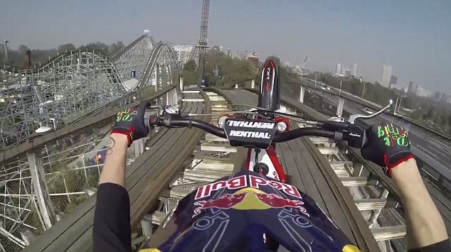 Julien đã đi hết đường tàu lượn siêu tốc dài gần 1,6 km bằng chiếc xe đạp của mình. Có đoạn vồng lên cao tới 33 m.