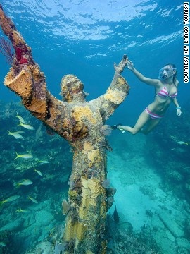 Tượng Christ of the Abyss (Florida): Nằm cách mặt nước 7 m ở biển Key Largo, Florida từ năm 1965, bức tượng bằng đồng cao 2,6 m, nặng 260 kg, nằm trên 9 tấn bê tông là một trong 3 kiệt tác của nghệ sĩ người Italy Guido Galletti. 2 bản sao khác nằm ở Grenada, Caribbe và Địa Trung Hải ngoài khơi bờ biển của Italy.