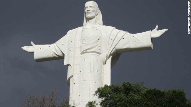 Tượng Cristo de la Concordia (Bolivia): cao 33 m, mỗi mét tượng trưng cho một năm cuộc đời của Chúa Jesus. Đây là tượng Chúa Jesus lớn thứ hai trên thế giới. Vào các ngày chủ nhật, du khách có thể leo lên đài quan sát ở phần cánh tay để chiêm ngưỡng toàn cảnh thành phố Cochabamba.