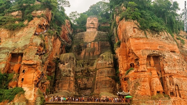 Tượng Lạc Sơn Đại Phật (Tứ Xuyên, Trung Quốc):  Tượng được chạm khắc trực tiếp vào vách đá Thê Loan của núi Lăng Vân, nằm ở đoạn hợp lưu của ba con sông Mân Giang, Đại Độ và Thanh Y. Tượng mô tả Phật Di Lặc (Maitreya hay Bodi Sattra) ở tư thế ngồi có chiều cao 71 m, riêng các ngón tay có độ dài tới 3 m. Tượng được làm từ năm 713 – 803 sau công nguyên, do một nhà sư Trung Quốc là hòa thượng Hải Thông chỉ huy. Ông hy vọng rằng Phật có thể giúp làm cho nước sông êm đềm tạo thuận lợi cho tàu thuyền đi lại trên sông. 