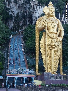 Tượng thần Murugan (Selangor, Malaysia): Có chiều cao 42 m, đây được coi là tượng thần Hindu cao nhất thế giới. 15 thợ điêu khắc Ấn Độ mất 3 năm để thực hiện bức tượng này bên ngoài hang Batu nổi tiếng của Malaysia. Tượng được làm từ 250 tấn thép, 1.550 m3 bê tông và 300 lít sơn vàng, được ra mắt tại lễ hội thường niên Thaipusam năm 2006.