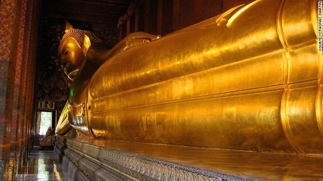 Tượng Phật nằm ở chùa Wat Pho (Bangkok, Thái Lan): Bức tượng nằm nghiêng dài 43m, cao 15m, toàn được dát một lớp vàng lá nguyên chất, tượng mô phỏng theo hình dáng Phật Thích Ca nhập Niết Bàn. Chân và đôi mắt của tượng Phật Nằm được cẩn ngọc trai, trên 2 bàn chân của pho tượng có khắc 108 chữ Phạn. 108 bát đồng được đặt dọc thân tượng để du khách có thể bỏ xu và ước. Số tiền này được sử dụng để bảo tồn chùa Wat Pho.