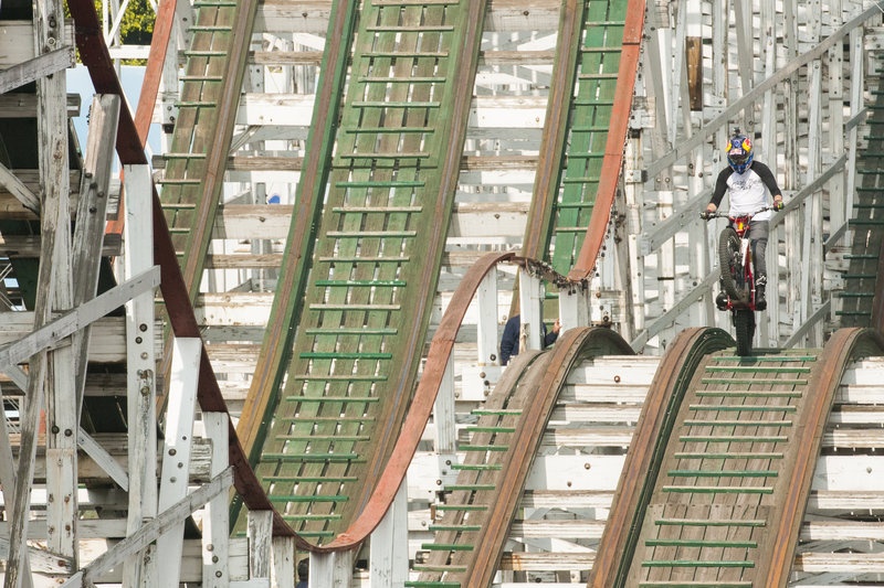 Xe cao cao nhao lon tren duong tau luon sieu toc hinh anh