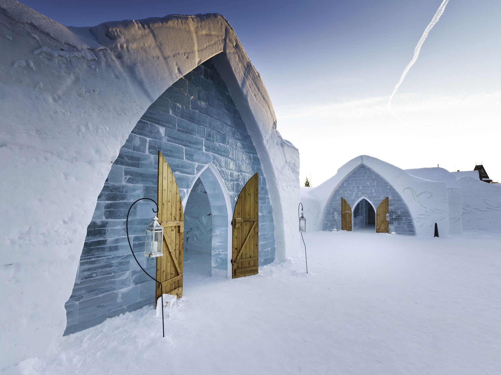 Hotel de Glace (Quebec, Canada): Cái lạnh sẽ không còn là vấn đề băn khoăn của du khách khi đến khách sạn này nữa, vì nó đúng là một khách sạn băng giá theo nghĩa đen, với nhiệt độ ở cả 44 phòng là gần -4 độ C. Ngay cả giường khách sạn cũng làm bằng băng, có chăn và túi ngủ kiểu Bắc cực. Trong các phòng hạng sang có lò sưởi chạy bằng ga trong những ngày lạnh không chịu nổi. Đây là khách sạn băng duy nhất tại Bắc Mỹ, được xây dựng từ năm 2001 với 15.000 tấn tuyết và 500.000 tấn băng.