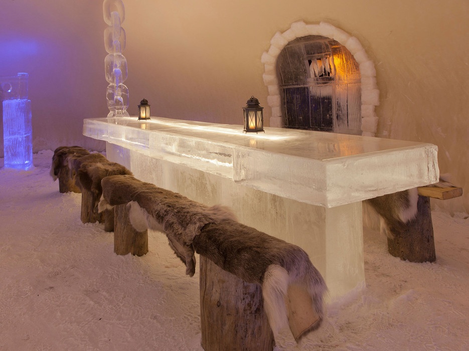 Lâu đài tuyết Kemi (Phần Lan): Ai nói pháo đài tuyết chỉ dành cho trẻ con nào? Trong 15 mùa đông vừa qua, SnowCastle đã cho du khách có cơ hội trải nghiệm pháo đài quyết lớn nhất thế giới. Các bức tượng điêu khắc bằng tuyết cùng hiệu ứng ánh sáng tạo khung cảnh kỳ ảo khắp khách sạn. Ở đây còn có một nhà hàng và một nhà thờ nhỏ cũng làm bằng băng giá.