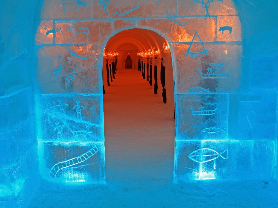 Khách sạn Sorrisniva Igloo (Alta, Nauy): Khách sạn nằm bên bờ sông ở Alta, mỗi năm được gây dựng lại một lần vào mùa đông khi có băng giá. Du khách sẽ được ngủ trên những chiếc đệm từ da tuần lộc ấm áp, trong khi nhiệt độ thường xuyên duy trì ở mức -30 độ C. Khách sạn có 30 phòng chia làm hai dãy và được trang trí bằng các tác phẩm điêu khắc hay đồ nội thất từ băng đá.