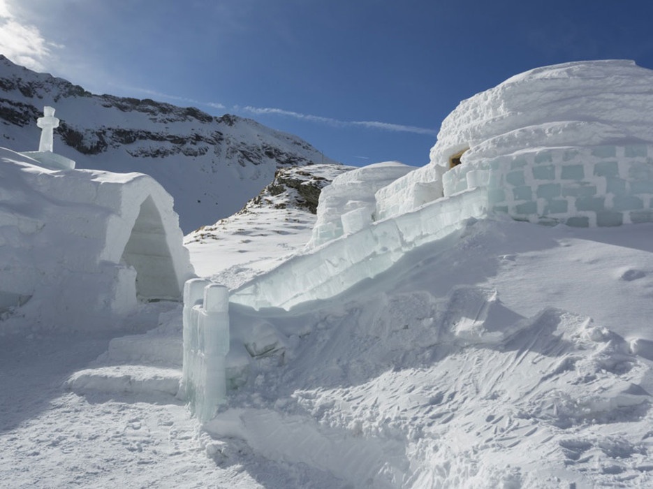 Hotel of Ice (Balea Lake, Romania): Khách sạn băng này nằm ở Balea Lac (Hồ Balea), trên dãy núi Carpathian, và phải lên bằng cáp treo. Khách sạn Ice Hotel được xây dựng và chính thức mở cửa đón khách du lịch vào năm 2005. Nhiệt độ bên trong khách sạn là -4 độ C cùng với những đồ uống tại quầy bar, tất cả đồ phục vụ được làm bằng thủy tinh và băng đá. Điều đặc biệt là khách sạn được thiết kế lại mỗi năm theo chủ đề con giáp của năm đó. Du khách nhí được giảm giá đặc biệt, còn trẻ em dưới 6 tuổi được ở miễn phí.