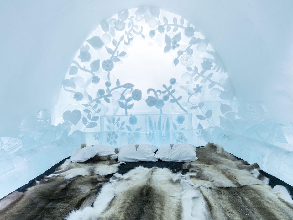 Khách sạn Icehotel (Jukkasjärvi, Thụy Điển): Nằm trong làng Jukkasjarvi, cách khoảng 17km từ Kiruna, Thụy Điển và là khách sạn băng đầu tiên mở cửa chính thức vào năm 1990. Khách sạn có một quầy bar, nhà thờ, có cả một hội trường chính, khu vực tiếp tân và các dãy phòng đủ cho 100 khách với đầy đủ giường và bàn ghế. Hiện nay, đây vẫn là khách sạn băng lớn nhất thế giới được xây dựng trên 6.000 m2 mặt băng.