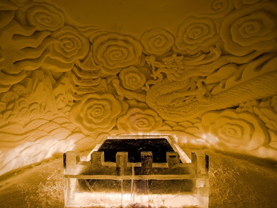 Khách sạn Làng tuyết (Kittila, Phần Lan): Snow Village nằm cách Vòng bắc cực hơn 190 km. Hàng năm, vào cuối tháng 11, 15.000 tấn tuyết được sử dụng để xây khách sạn. Khách sạn có hơn 30 phòng, một nhà thờ, hai nhà hàng và một quầy bar. Ở đây khách hàng không bao giờ phải lo đồ uống hết lạnh.