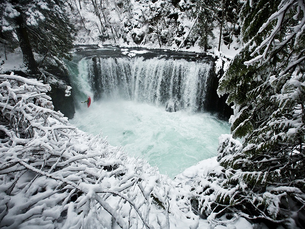 Todd Wells chèo thuyền ở thác Spirit Falls, sông Little White Salmon, Washington. Anh cho biết, những bông tuyết bám vào mí mắt làm mờ hết tầm nhìn làm cho việc chèo thuyền ở đây vô cùng khó khăn. Tay anh cũng mất hết cảm giác vì lạnh. (Ảnh: Eric Parker)