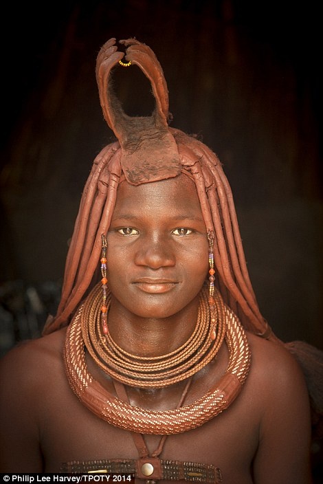 Giải thưởng cao nhất - Nghệ sĩ nhiếp ảnh của năm 2014 thuộc về tác giả Philip Lee Harvey (Anh) chụp trang sức của phụ nữ bộ tộc Himba, Namibia.