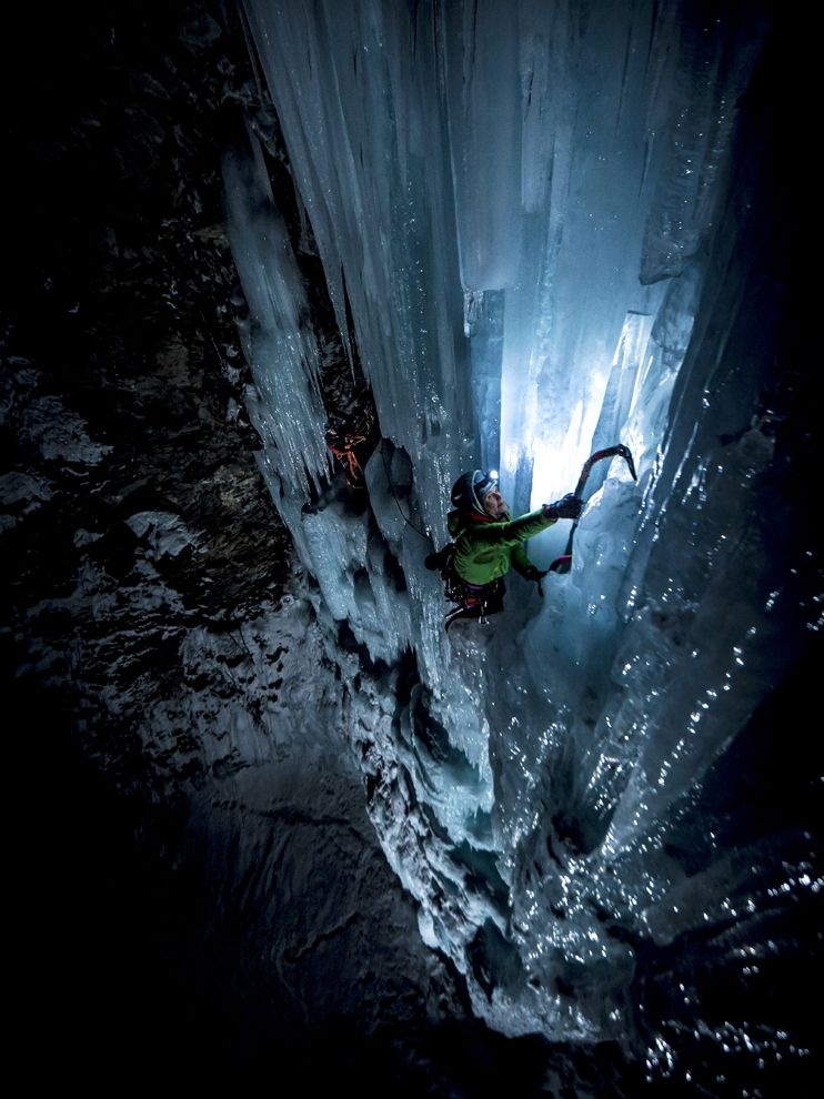Jen Olson đang đu người trên ngọn núi phủ đầy băng vào ban đêm ở thung lũng Cogne, phía tây dãy Alps, Italy. Anh cho biết, mặc dù vào ban đêm, nhưng ở đây vẫn đủ ánh sáng và hoàn toàn yên tĩnh. (Ảnh: Alexandre Buisse)
