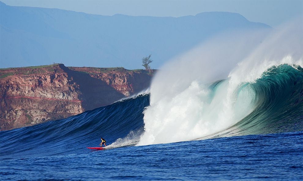 Yuri Soledade cùng ngọn sóng cao 12 m ở Peahi, North Shore, Maui, Hawaii. Đây là một trong những nơi có sóng lớn và mạnh nhất thế giới. (Ảnh: Fred Pompermayer)