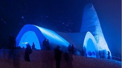 1. Nhà thờ tuyết (Đức): Nằm ở Bavaria, nhà thờ này làm hoàn toàn từ băng và tuyết, được mệnh danh là “lều tuyết của Chúa”. 