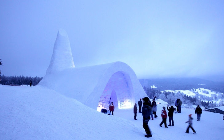 Nhà thờ được người dân trong làng Mitterfirmiansreut xây dựng năm 2011, có chiều dài 20 m, được làm từ 15.000 m3 băng tuyết. 