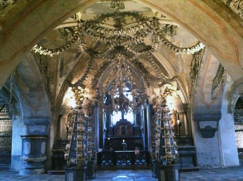 2. Nhà thờ xương người Sedlec Ossuary (CH Séc): Nằm ở ngoại ô thành phố Kutna Hora, được trang trí từ hơn 40.000 bộ xương người, nhà thờ Sedlec Ossuary trở thành một trong những nhà thờ đặc biệt nhất trên thế giới. Mỗi năm, nhà thờ này hấp dẫn gần 200.000 lượt du khách ghé thăm. Nguồn gốc của nhà thờ bắt nguồn từ thế kỷ 15, khi một nhà thờ Gothic được xây dựng gần nghĩa trang ở Sedlec với tầng hầm là nơi để các bộ hài cốt người chết do nạn dịch hạch hoành hành trước đó ở châu Âu. Năm 1870, thợ điêu khắc Frantisek Rindt được giao nhiệm vụ trang trí nhà thờ với những bộ xương này. 