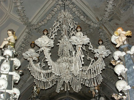 Điểm nhấn tại Sedlec Ossuary là chiếc đèn chùm bằng xương và sọ rất lớn đặt ngay chính giữa nhà thờ.  