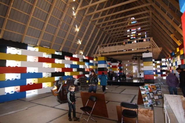 . Nhà thờ cao 20 m, được làm từ các khối bê tông sơn 5 màu cơ bản của Lego. Khi lễ hội kết thúc, các khối bê tông được tháo bỏ và cất giữ cẩn thận để tái sử dụng vào năm sau. 