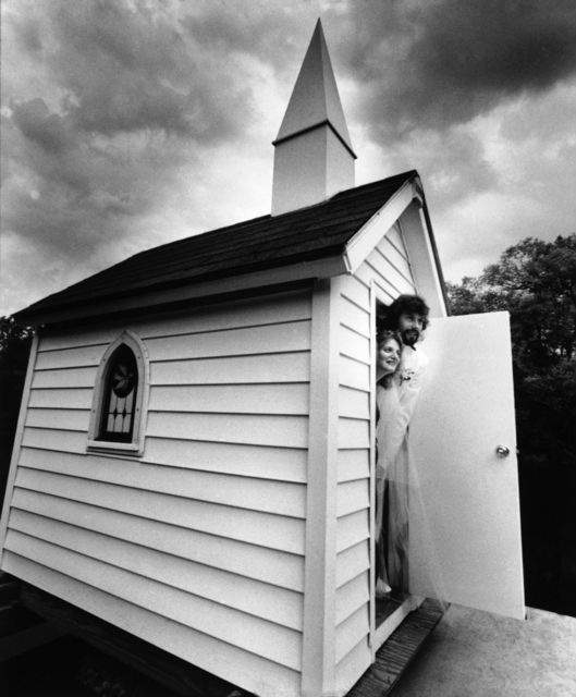 Được xây dựng năm 1989, nhà thờ có chiều rộng 1 m, chiều dài chưa đến 2 m, chỉ chứa được tối đa 3 người. 