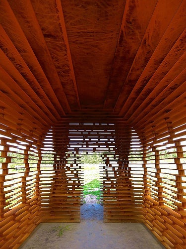 Nhà thờ trong suốt có kết cấu chia lớp với 2.000 tấm thép. Tùy thuộc vào hướng nhìn và ánh nắng mặt trời, nhà thờ này có thể trở như nguyên khối hoặc hoàn toàn vô hình.