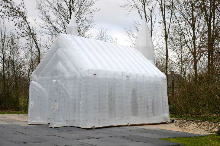 7. Nhà thờ phao (Hà Lan): Kích thước của nhà thờ rất nhỏ, 5 x 8 m, có sức chứa tối đa 30 người. Nhà thờ có thể bơm phồng hoặc làm xẹp để… cất đi để sử dụng trong các lễ hội hoặc các sự kiện đặc biệt. 