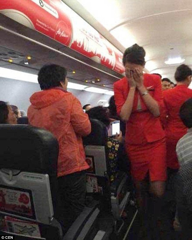 Tiếp viên bị tạt nước sôi và mì.