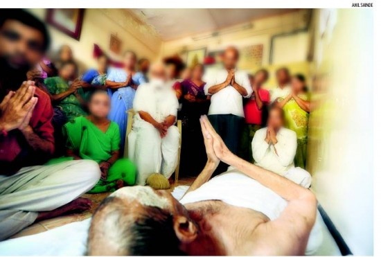 Phong tuc nhin an toi chet o An Do hinh anh