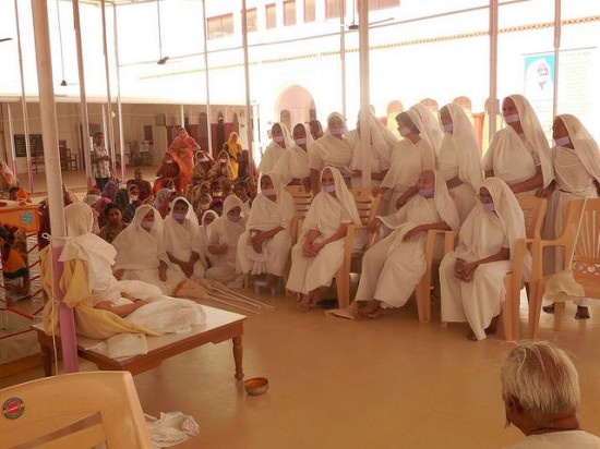 Người chứng kiến mặc trang phục màu trắng để thể hiện sự kính trọng với người đang hấp hối