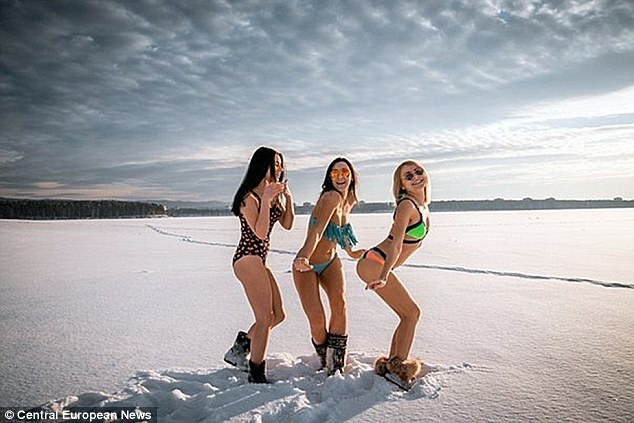 Mac bikini du ngoan giua khung canh day bang va tuyet hinh anh
