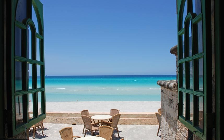 Bãi biển Varadero: Varadero còn được biết đến với cái tên Playa Azul có nghĩa là “bãi biển màu xanh” theo tiếng Tây Ban Nha. Thiên đường du lịch trải dài trên 20 km bờ biển chan hòa nắng vàng, cát trắng và làn nước trong veo.
