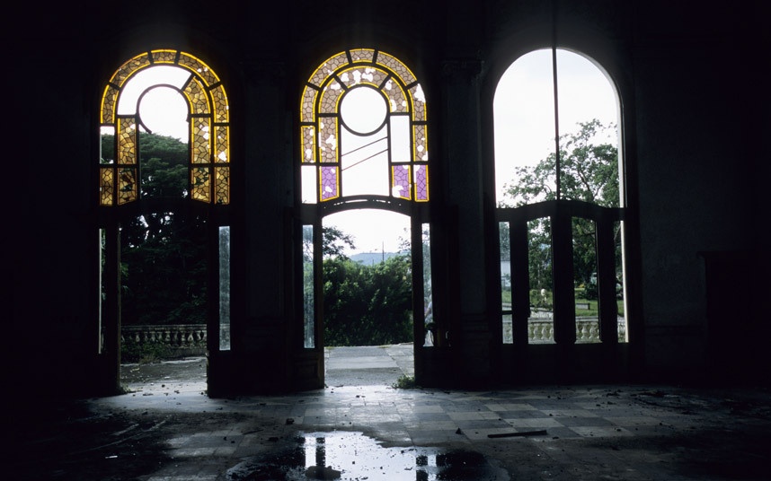 San Miguel de los Baños: Nơi đây từng là địa điểm nghỉ dưỡng lý tưởng một thời, nhưng giờ chỉ là một làng hoang tàn nằm vắt vẻo trên núi cao. Bức ảnh chụp bên trong một địa điểm bỏ hoang trong làng. 